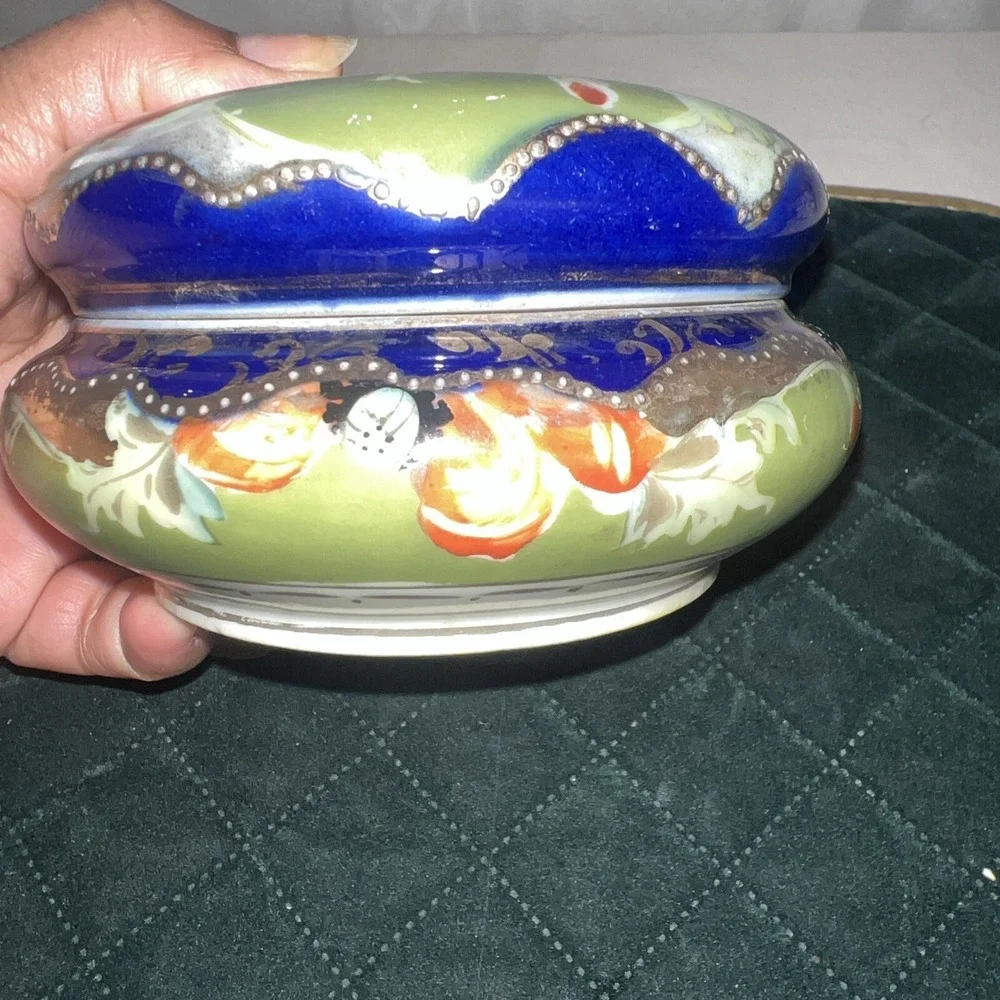 VINTAGE PORCELAIN HAND PAINTED FLORAL LIDDED TRINKET DISH POWDER Jewelry JAR .